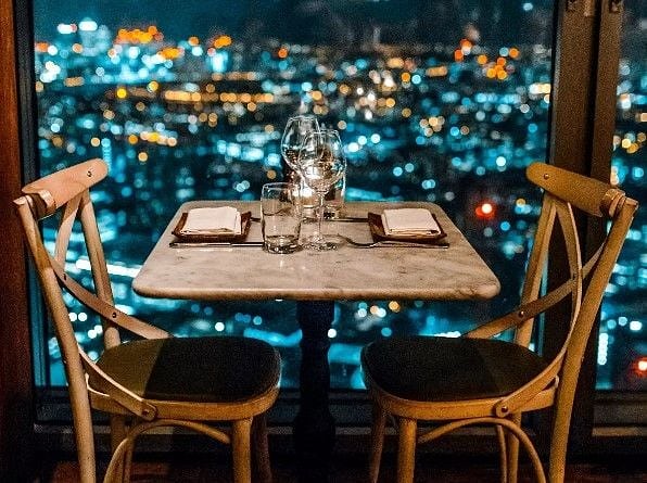 Bàn nhà thiết kế vuông 
