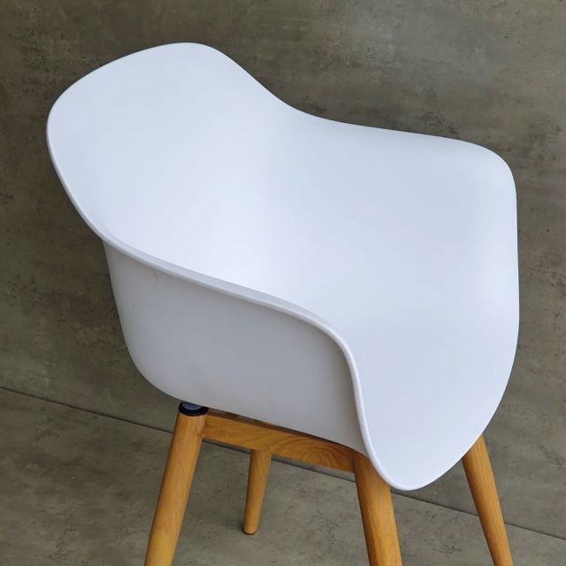 ghe-eames-nhua-chan-sat-2