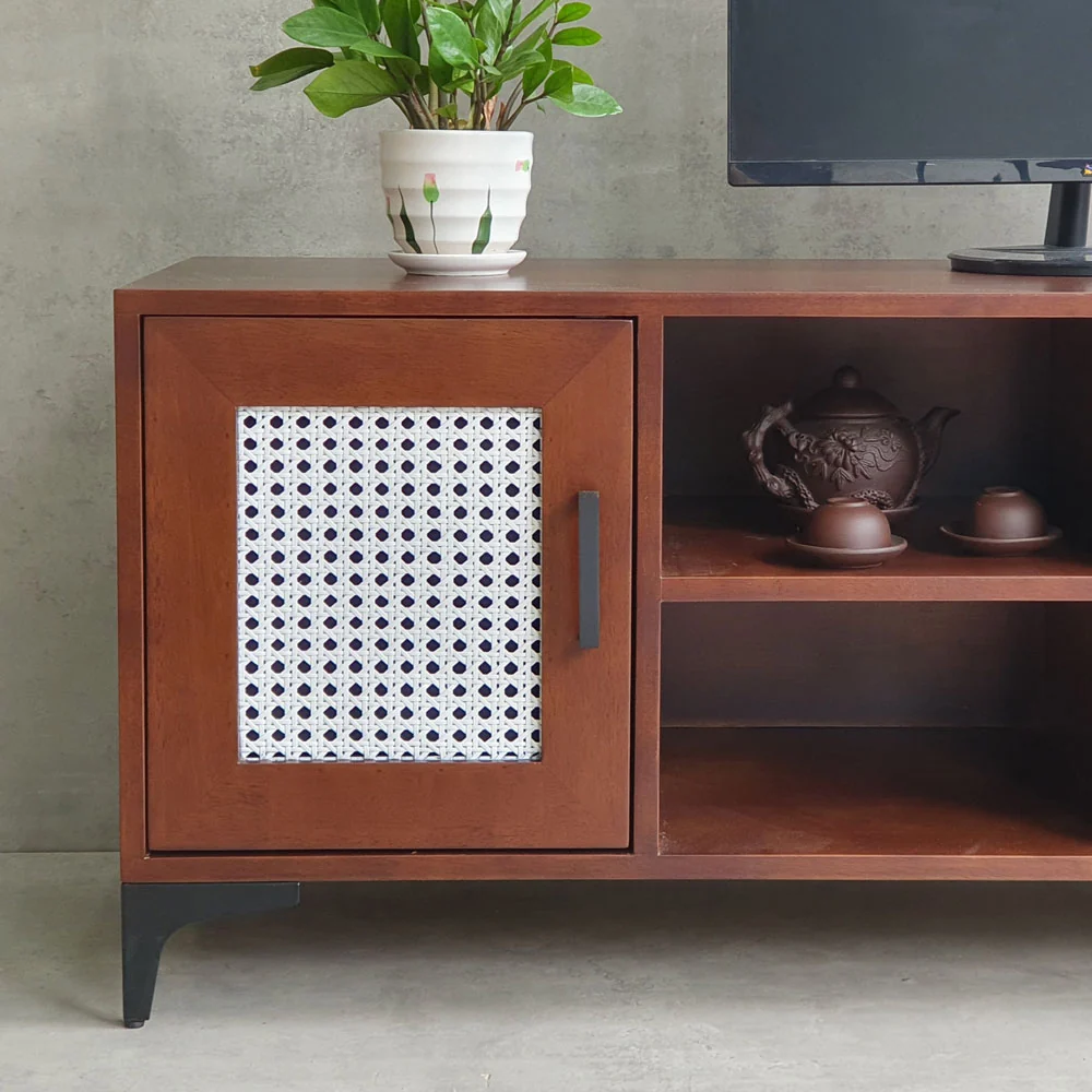 Tekkashop Kệ Tivi Cửa Lưới Mây Trắng 2 Ngăn Kéo Chân Sắt Gỗ Cao Su